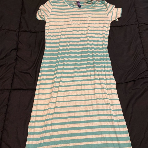 Dresses - Picture 1 of 2